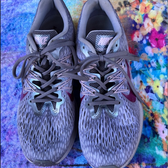 Nike Zoom Winflo 5 Size 10- Grey and Pink- Great Condition - Picture 2 of 8